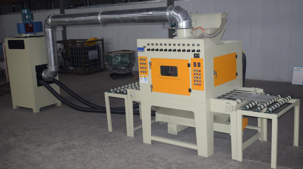 通過式自動噴砂機，輸送帶自動噴砂機-本機型是根據(jù)該產(chǎn)品而單獨設計的非標準機型，具有加工效率高，操作簡單，節(jié)約能耗，環(huán)保無污染，噴砂加工后···