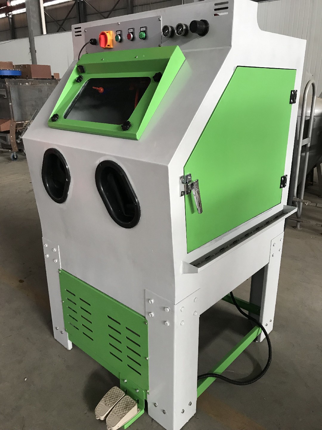 （標準型）手動液體噴砂機-◆適用范圍◇騰博噴砂機械廠生產(chǎn)的液體噴砂機采用砂水混合噴砂，使加工表面更加細膩，磨料消耗小。其噴槍即···