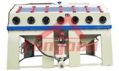 （非標型）手動液體噴砂機-噴砂設備特點： 騰博系列（非標型）手動液體噴砂機采用砂水混合磨料，使得加工工件表面更加細膩，同時減小了···